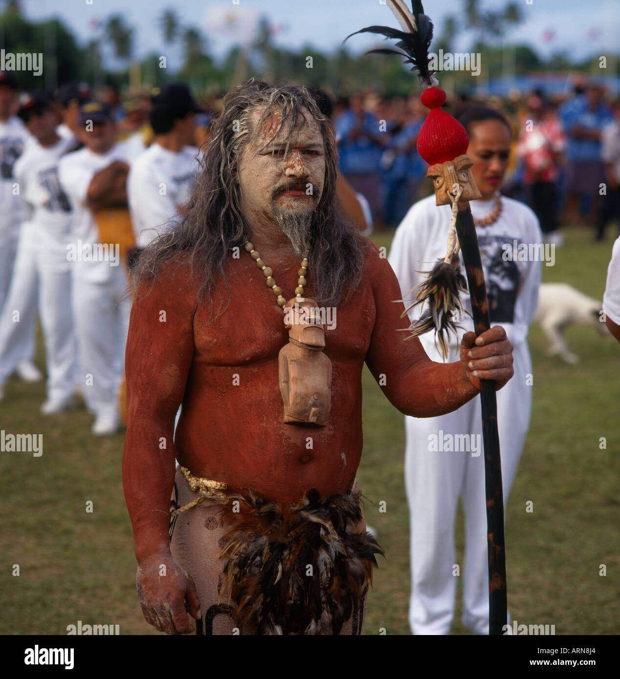 Tau'un guerrier de l'île de Pâques avec statuette Moai necklace tahonga et le personnel de l'ua à plumes Festival des arts du Pacifique Banque D'Images