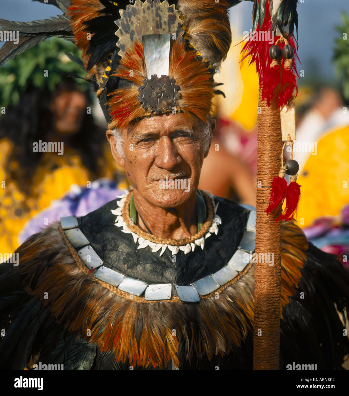 Portrait de Tahiti Polynésie Française traditionnelle chef de tribu holding rope lié discontinue avec des plumes rouges Banque D'Images