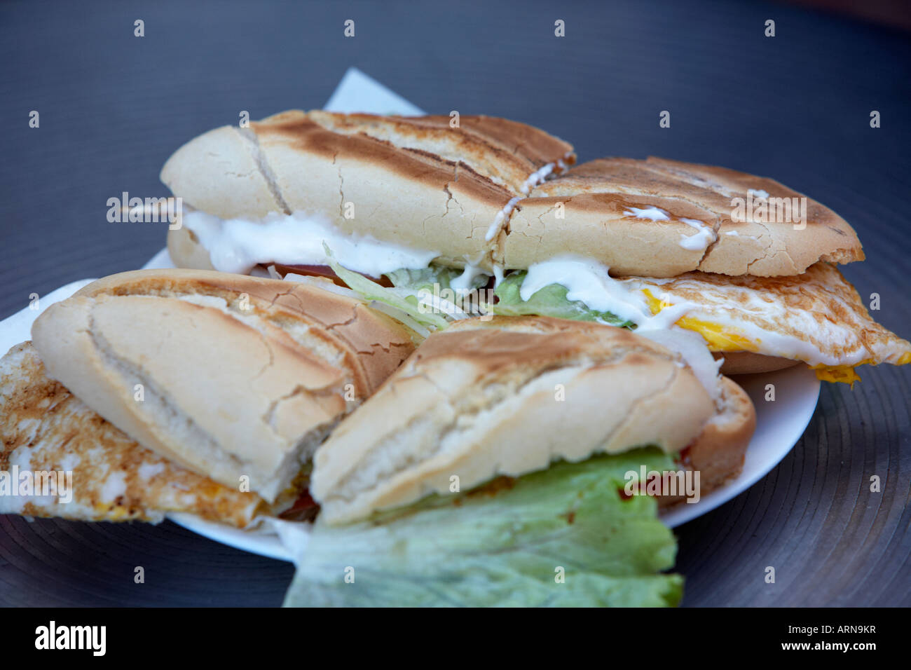 Bocadillo pollo especiale sandwich sur la table d'un café à santa cruz tenerife espagne Banque D'Images