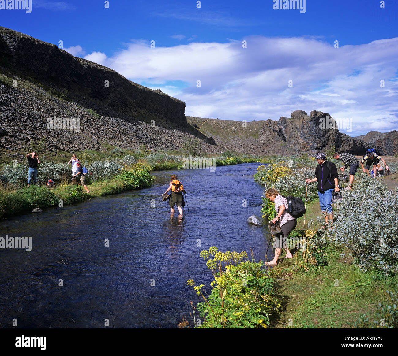 Un groupe de randonneurs sont fording un ruisseau, joekulsarglufur national park, iceland Banque D'Images