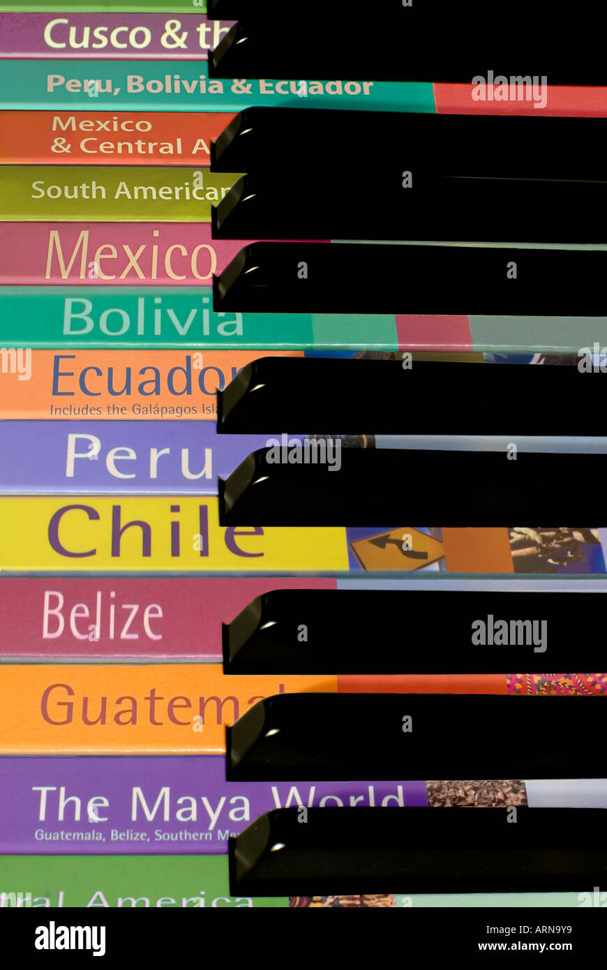 Sélection de guides de voyage pour l'Amérique latine en superposition sur les touches d'un piano Banque D'Images
