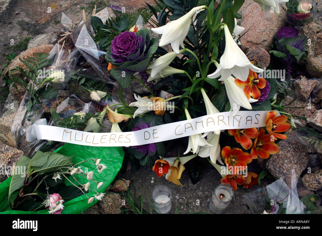 Fleurs sur la pierre commémorative pour les marins naufragés dans le cimetière de l'anglais, Camariñas, Galice, Espagne Banque D'Images