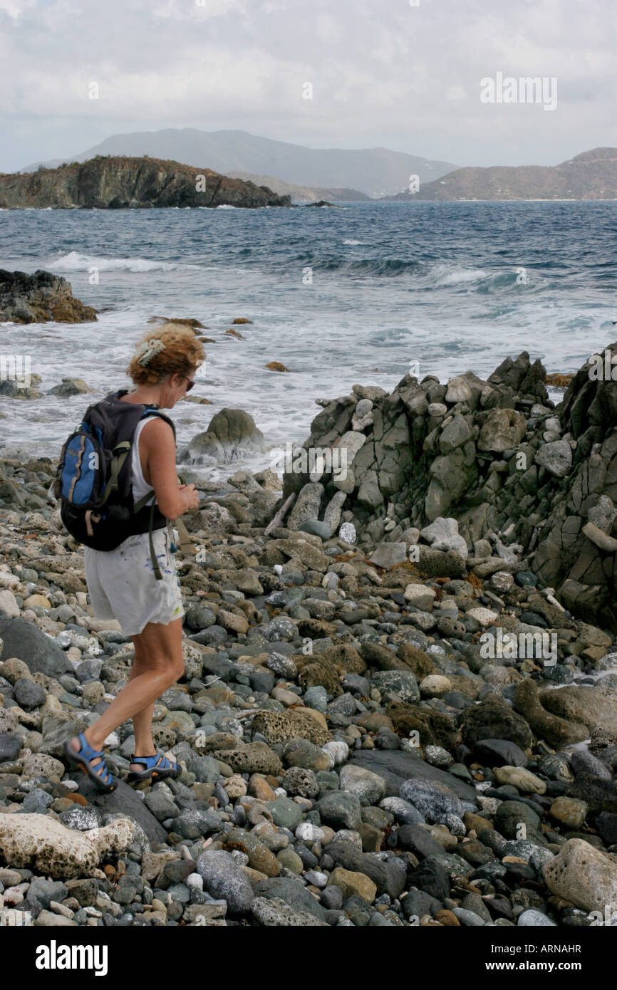 Sentier de Ram Head femme hiker St John Banque D'Images