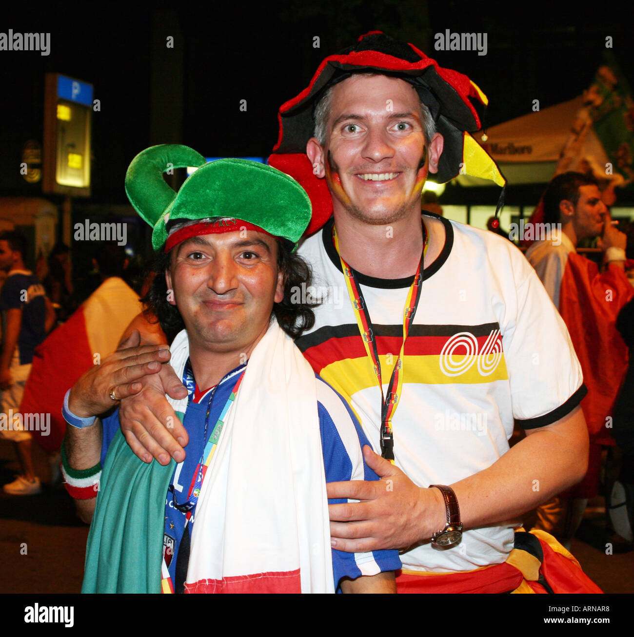 L'allemand et l'italien fans célébrer ensemble Banque D'Images