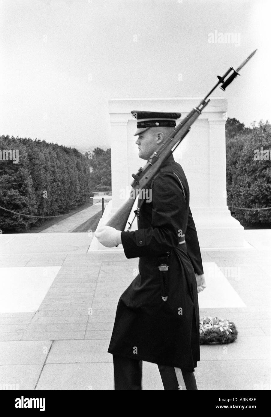 Tombe du Soldat inconnu au cimetière national d'Arlington, VA Arlington Virginia Une garde d'honneur des marches en face de la tombe de la Banque D'Images