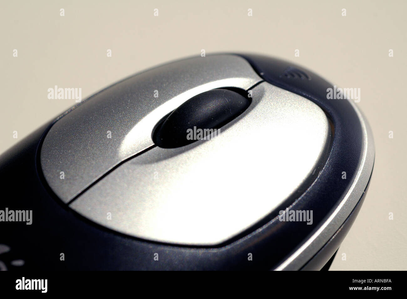 Détail d'une souris d'ordinateur avec deux boutons et une molette qui peut aussi agir comme un troisième bouton Banque D'Images