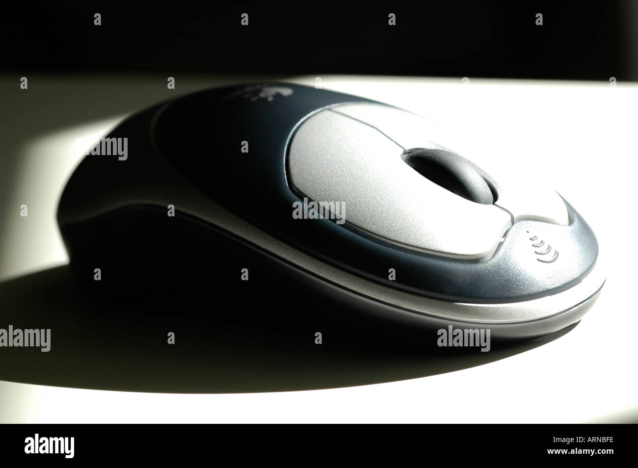 Une souris d'ordinateur sans fil contemporaine avec deux boutons et une molette qui peut aussi agir comme un troisième bouton Banque D'Images