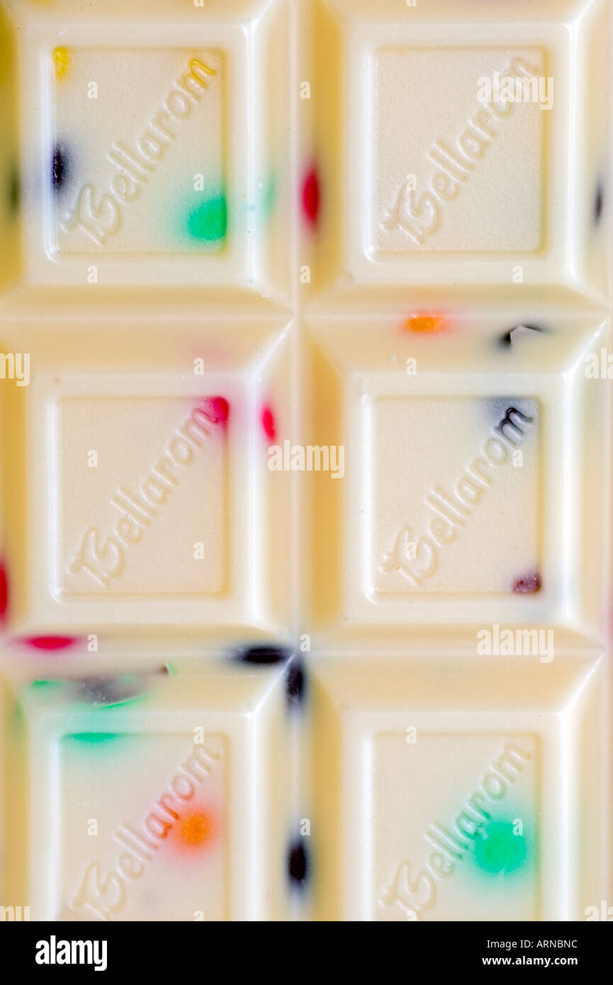 Chocolat blanc aux smarties Photo Stock - Alamy