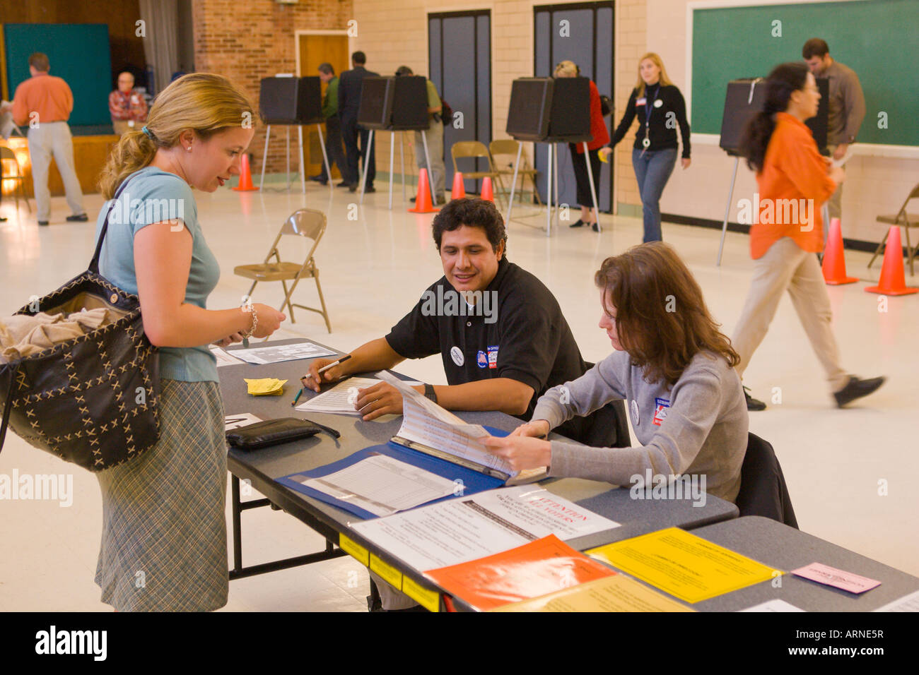 ARLINGTON VIRGINIA USA Femme voter chèques dans avec le personnel électoral avant chaque tour de scrutin de l'élection présidentielle en Banque D'Images