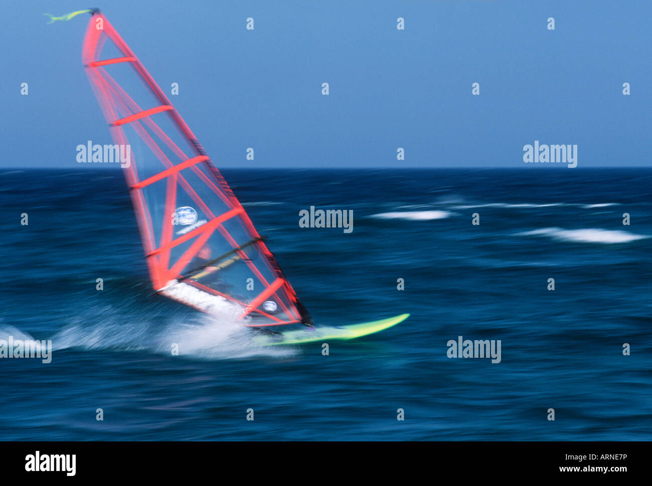 Windsurfer floue dans l'océan, de la Colombie-Britannique, Canada. Banque D'Images