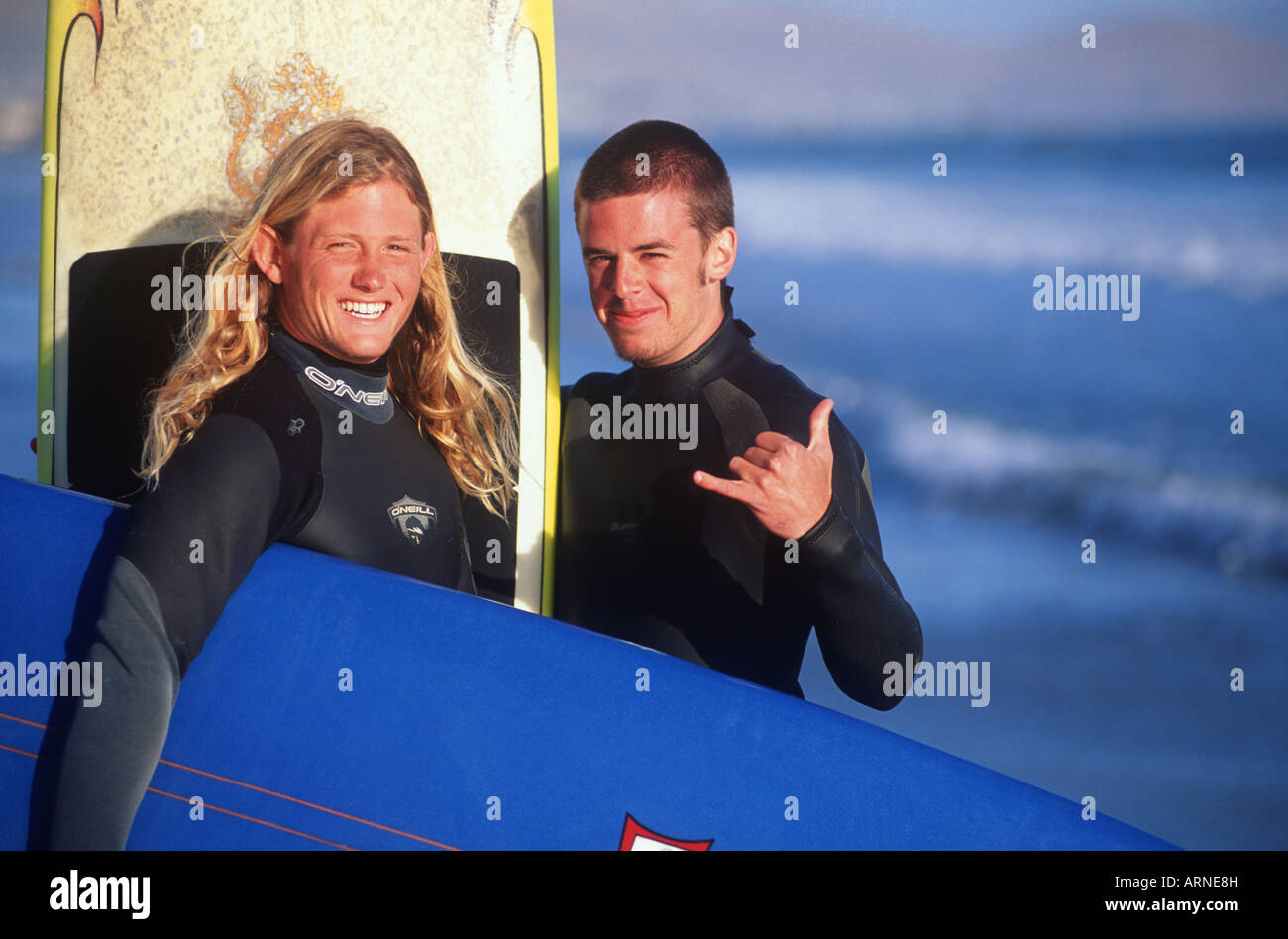 Deux jeunes surfeurs mâles sur la plage, sur la côte du Pacifique, Longbeach, île de Vancouver, Colombie-Britannique, Canada. Banque D'Images