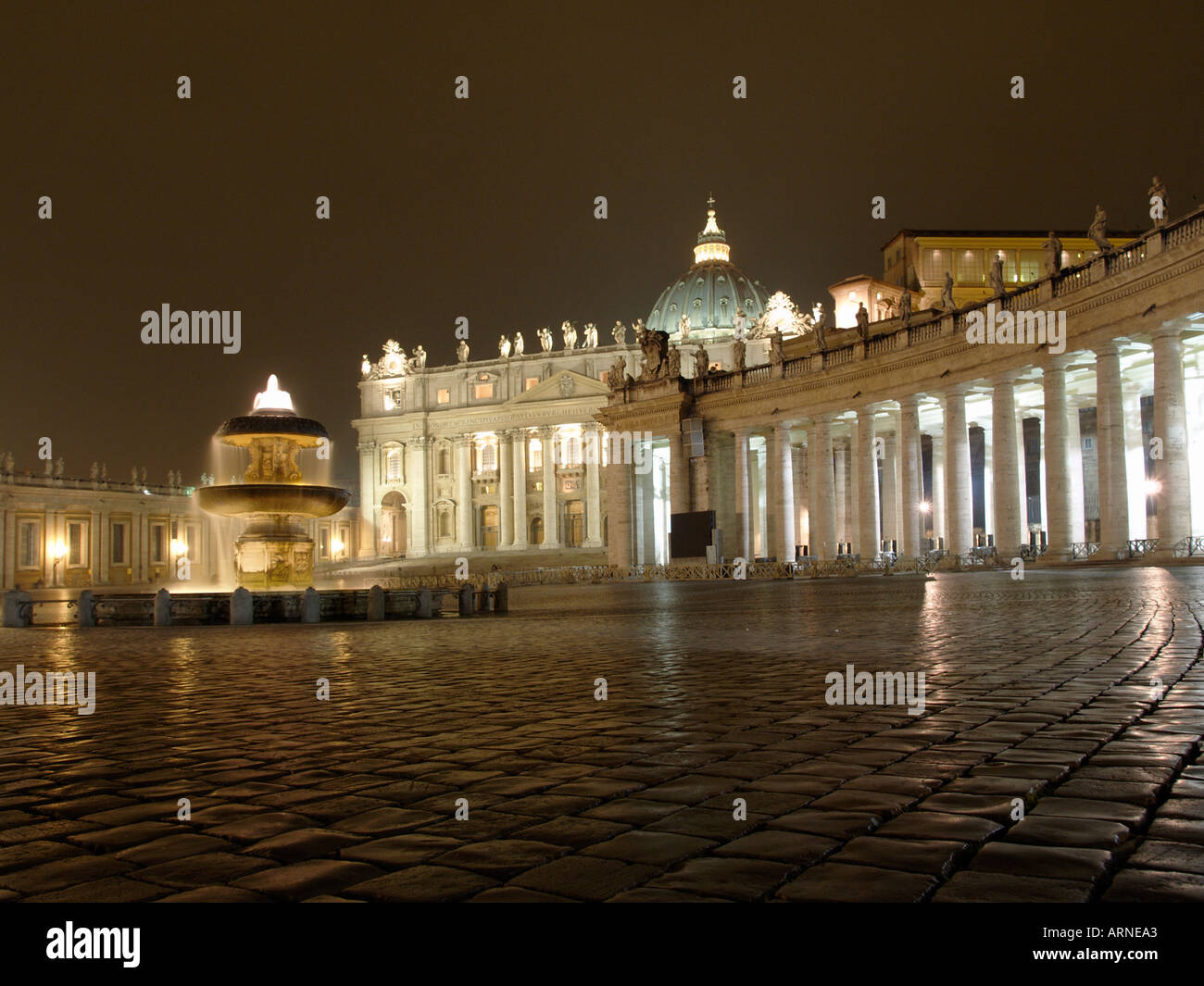Place en face de la Basilique Saint Pierre avec fontaine de nuit Vatican Rome Italie Banque D'Images
