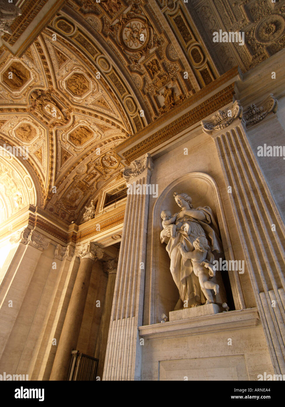 Sculpture et décoration de plafond dans le portail de Saint Peters Basilica San Pietro vatican Rome Italie Banque D'Images