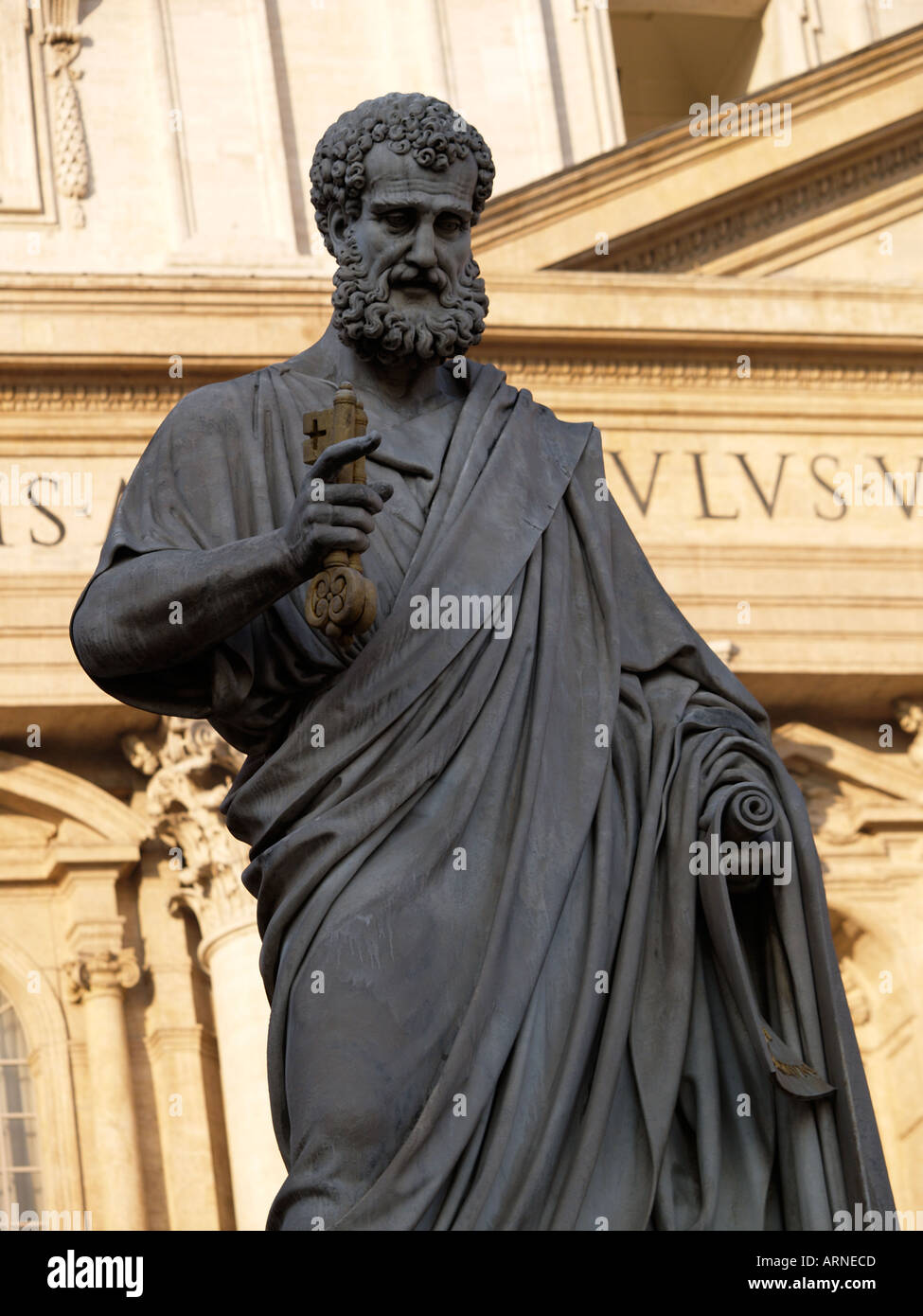 Statue d'un pape avec la touche symbole papal en face de la Basilique Saint Pierre Vatican Rome Italie Banque D'Images