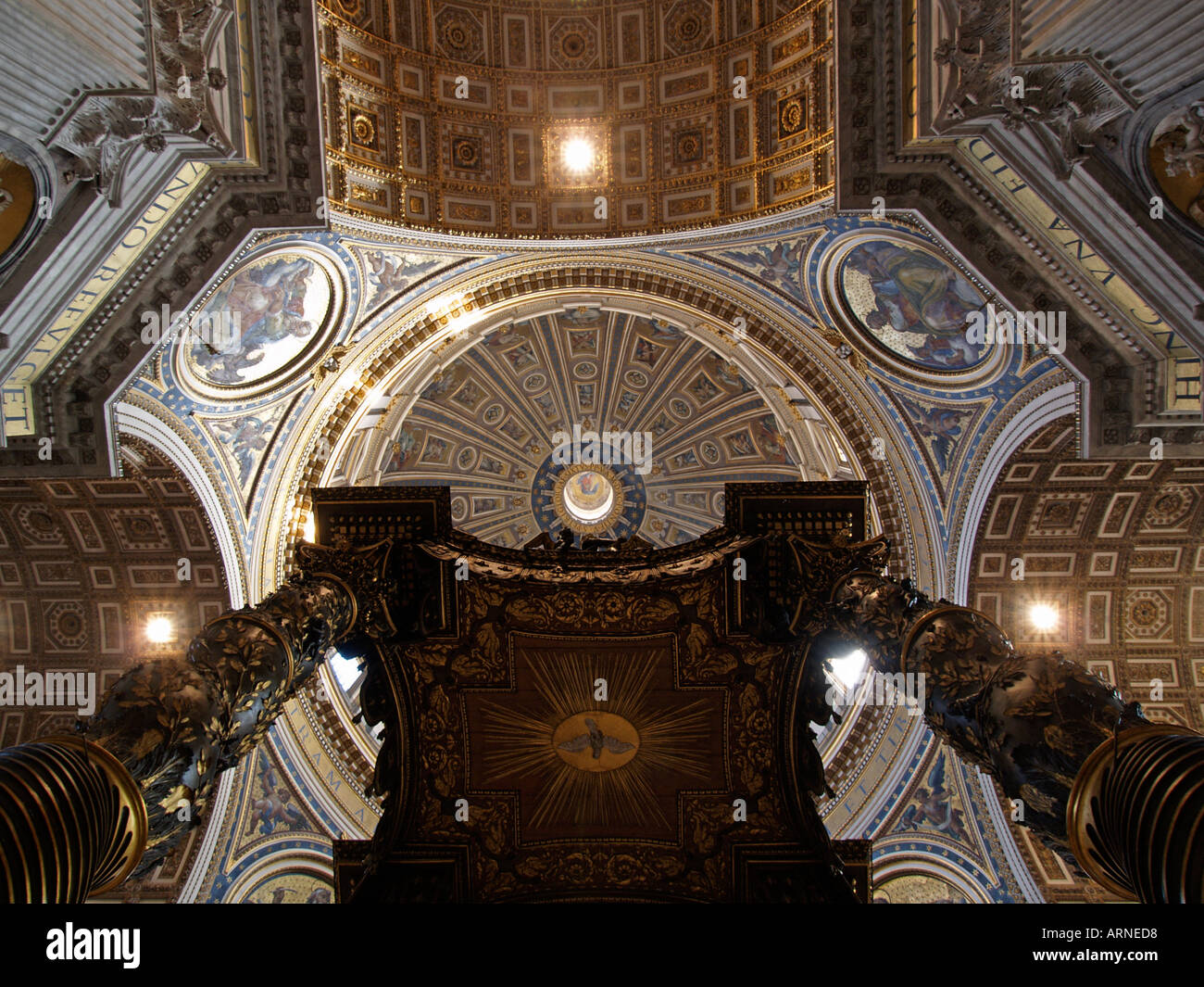 Intérieur de la Basilique Saint Pierre à haut par le dessous du 20 mètres de haut tabernacle Vatican Rome Italie Banque D'Images