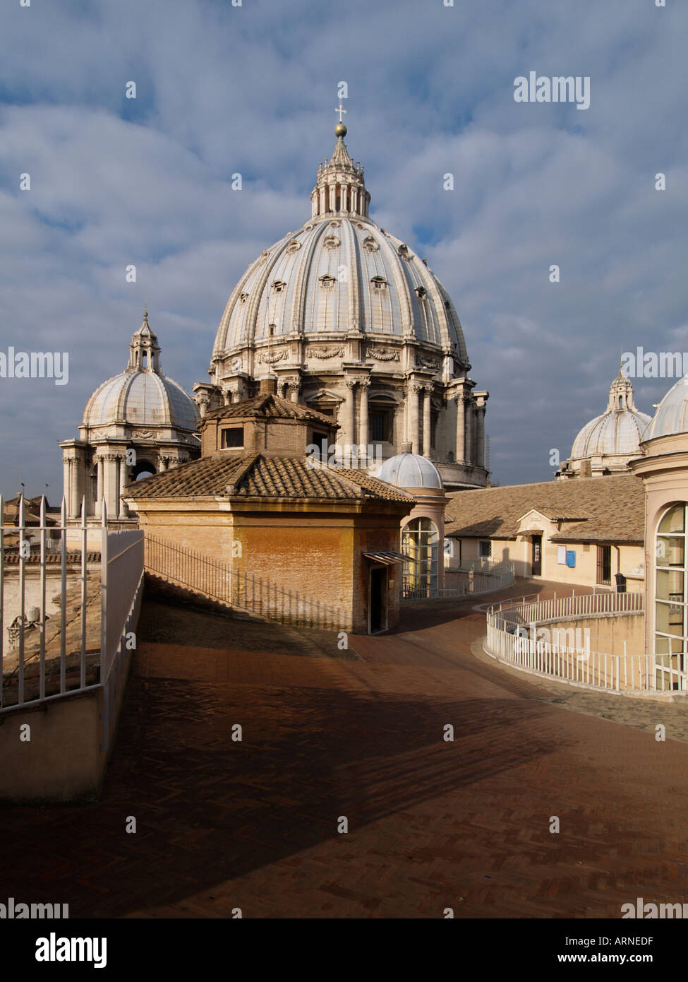 Le toit-terrasse de la Basilique Saint Pierre du Vatican Rome Italie Banque D'Images