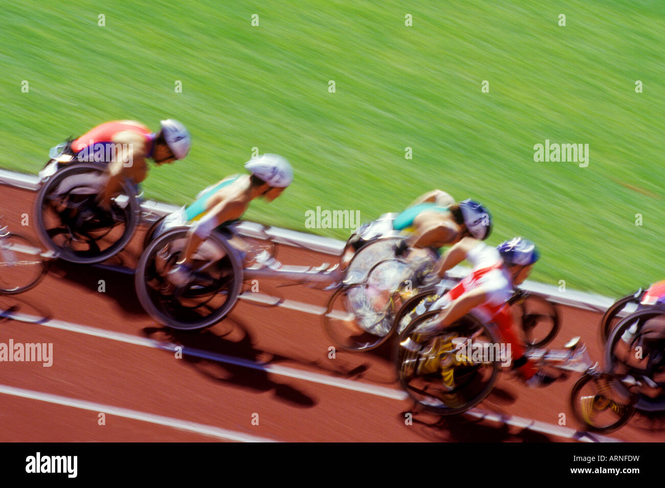 La course en fauteuil roulant sur la voie, en Colombie-Britannique, Canada. Banque D'Images