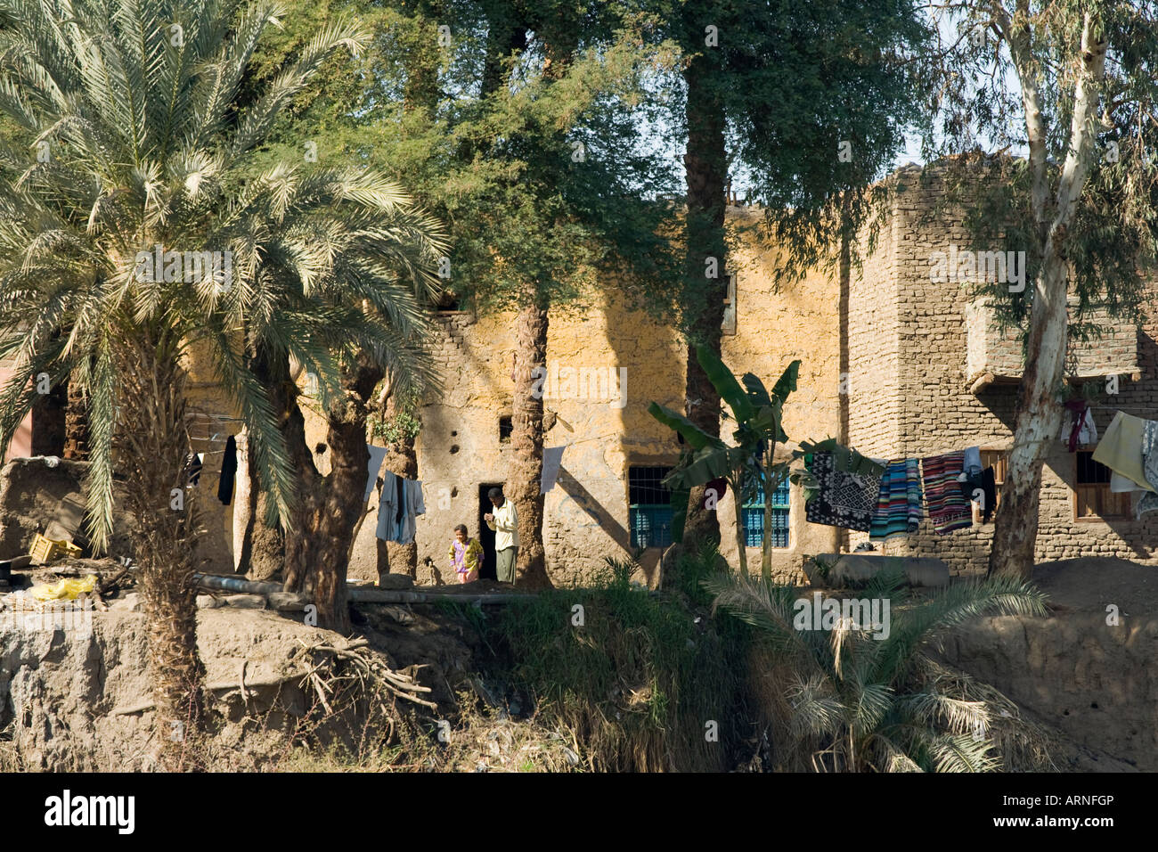 Maison sur la rive ouest de la vallée du Nil, Louxor Égypte Banque D'Images