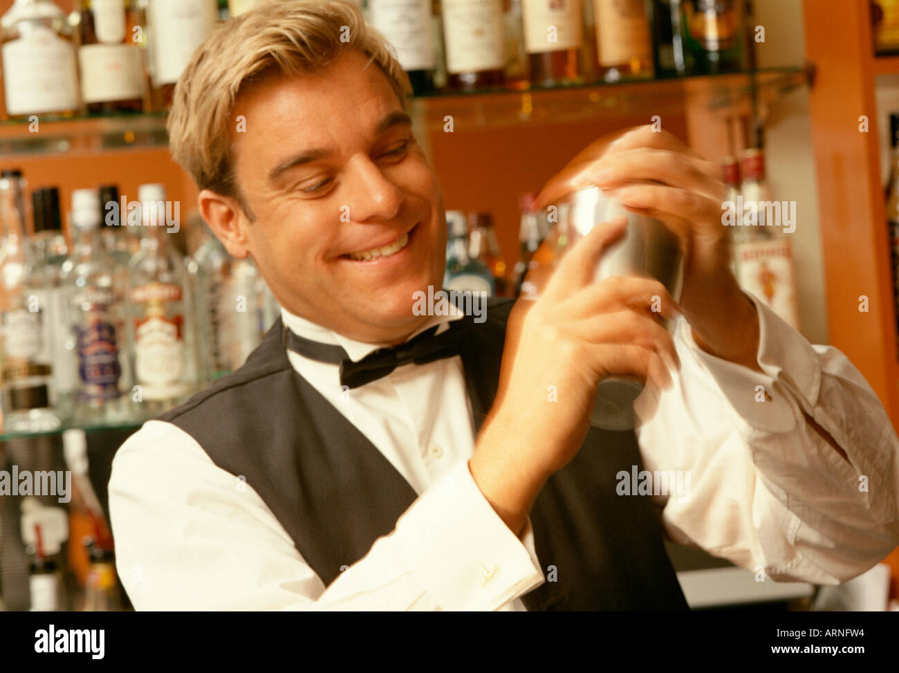 Barman shaking shaker Banque D'Images