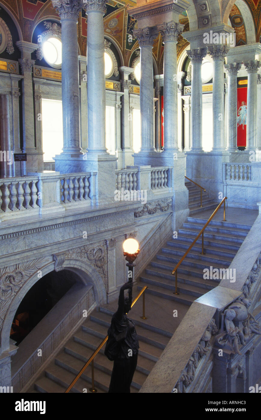 USA United States of America Washington Library of Congress escaliers intérieurs et murs peints Banque D'Images