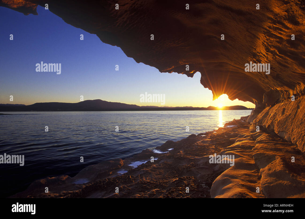 Grès Galeries Malaspina au coucher du soleil, Gabriola Island, l'île de Vancouver, Colombie-Britannique, Canada. Banque D'Images