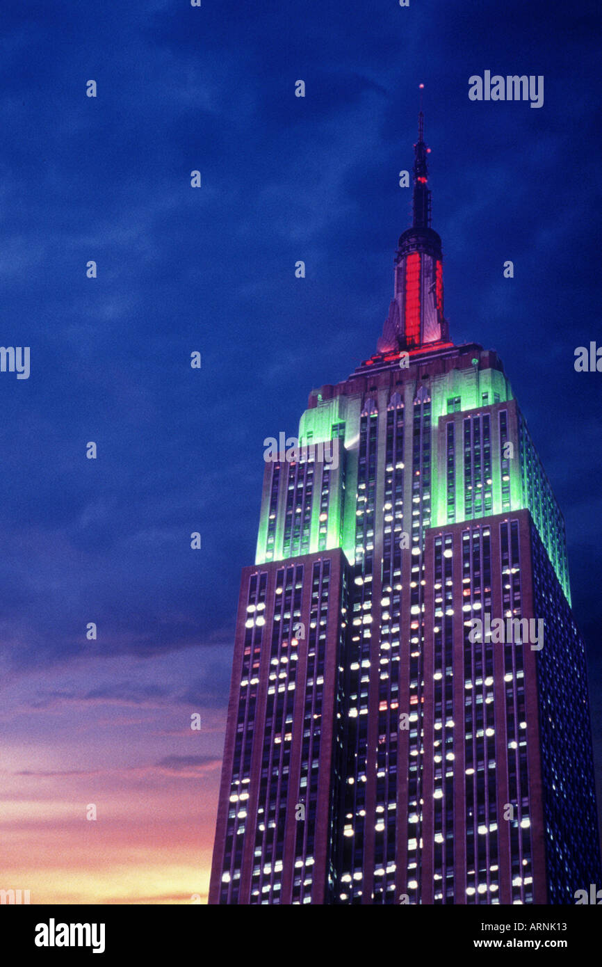 Empire State Building, gratte-ciel de New York la nuit.Gratte-ciel art déco illuminé de lumières de Noël, Midtown Manhattan, New York, États-Unis Banque D'Images