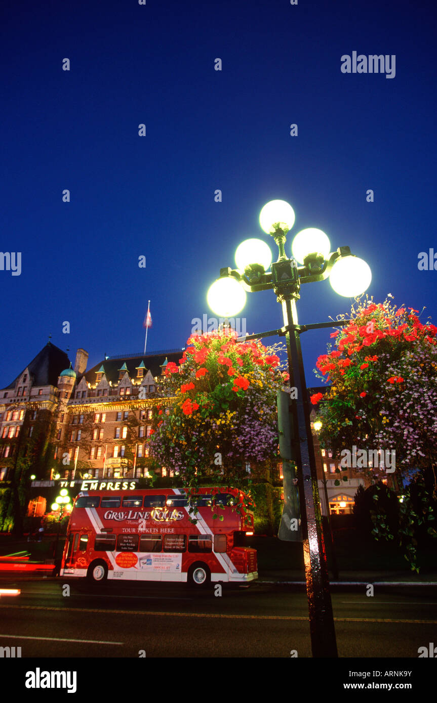 Empress Hotel avec des paniers de fleurs en premier plan au crépuscule, Victoria, île de Vancouver, Colombie-Britannique, Canada. Banque D'Images