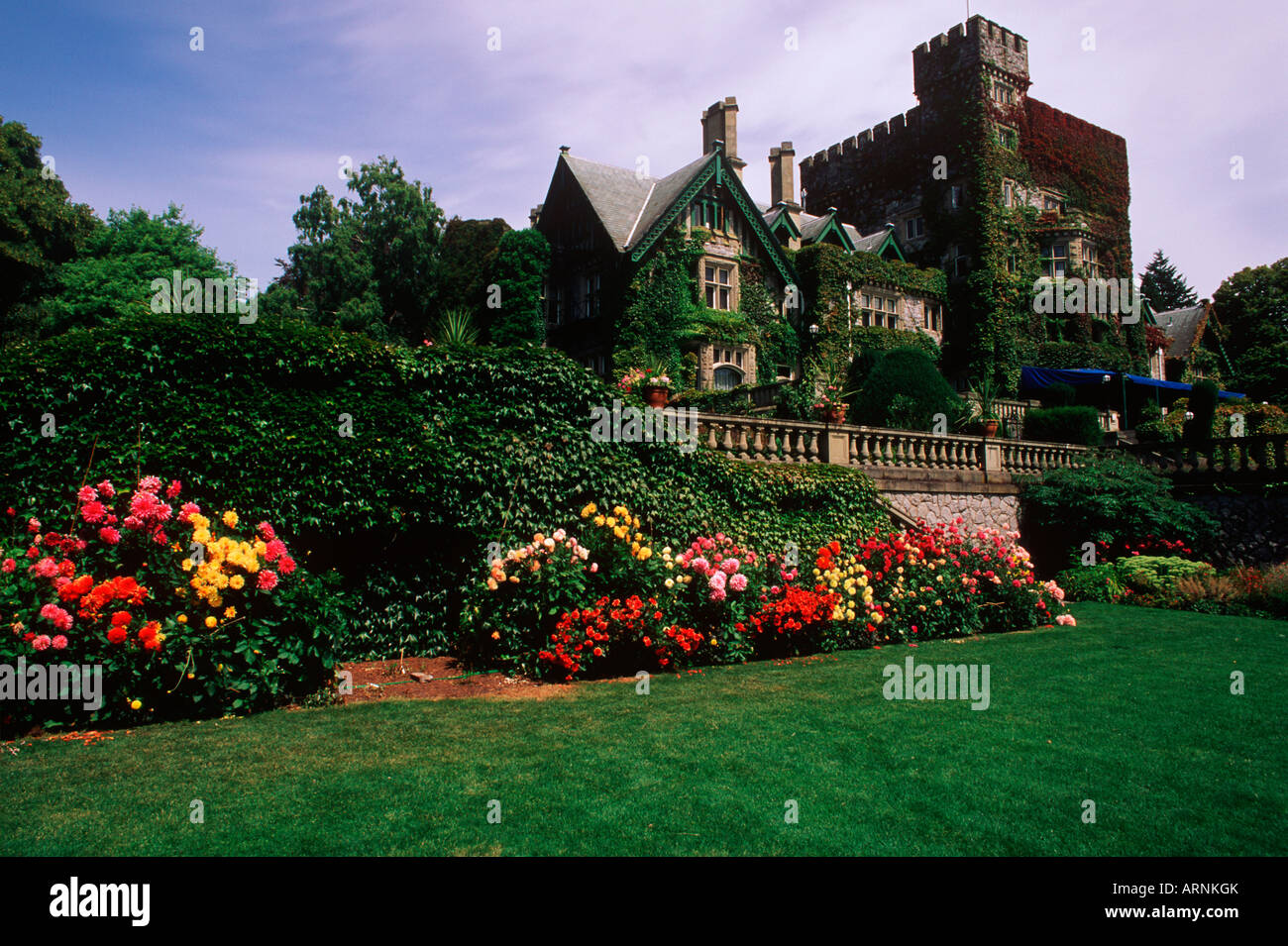 Château Hatley au Royal Roads avec fleur d'été, Victoria, île de Vancouver, Colombie-Britannique, Canada. Banque D'Images