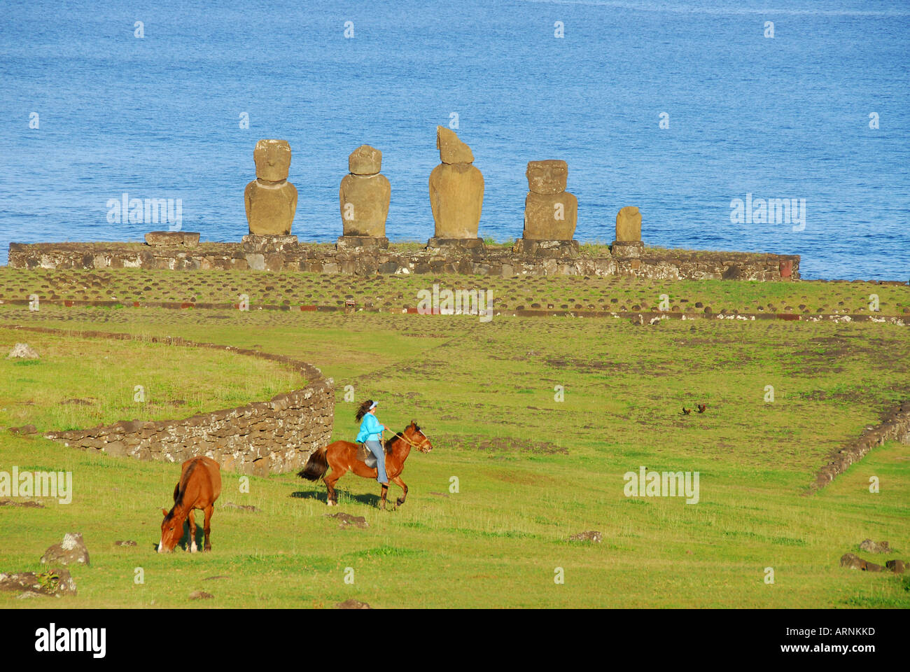 Chili L'île de Pâques Ahu Tahai statues sur la plate-forme rider à cheval Banque D'Images