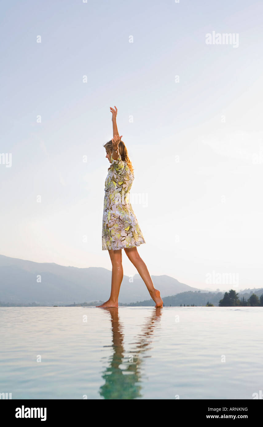 Jeune femme au bord de la piscine Banque D'Images