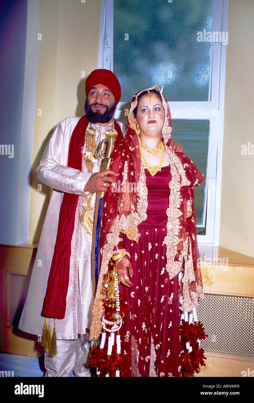 Mariée mariage sikh & Groom après le mariage dans le centre de Gurdwara Shepherds Bush London England Banque D'Images