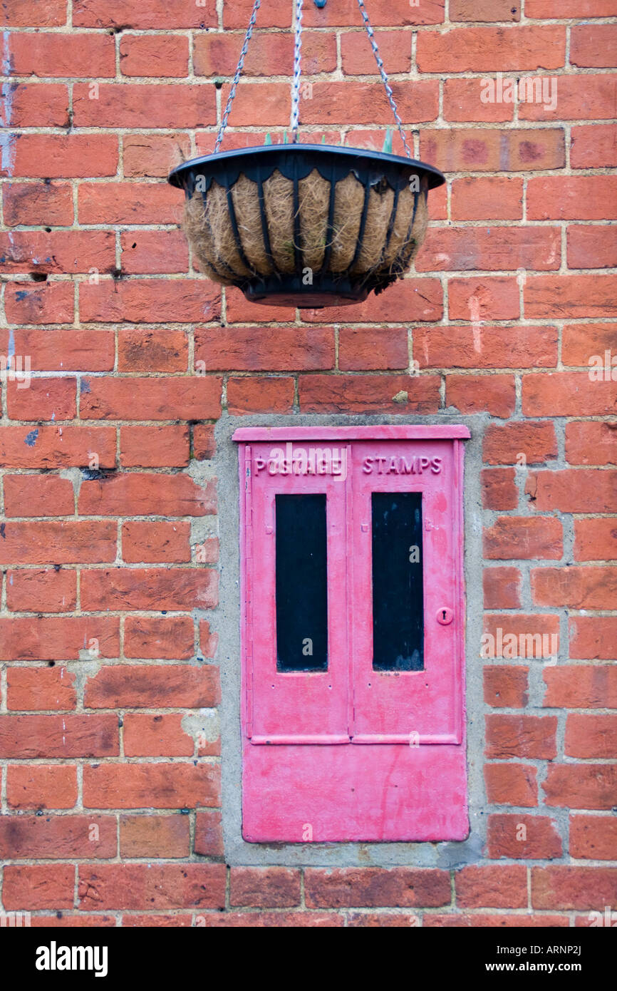 Timbre-poste fort et suspension dans le village de Shere, Surrey Banque D'Images