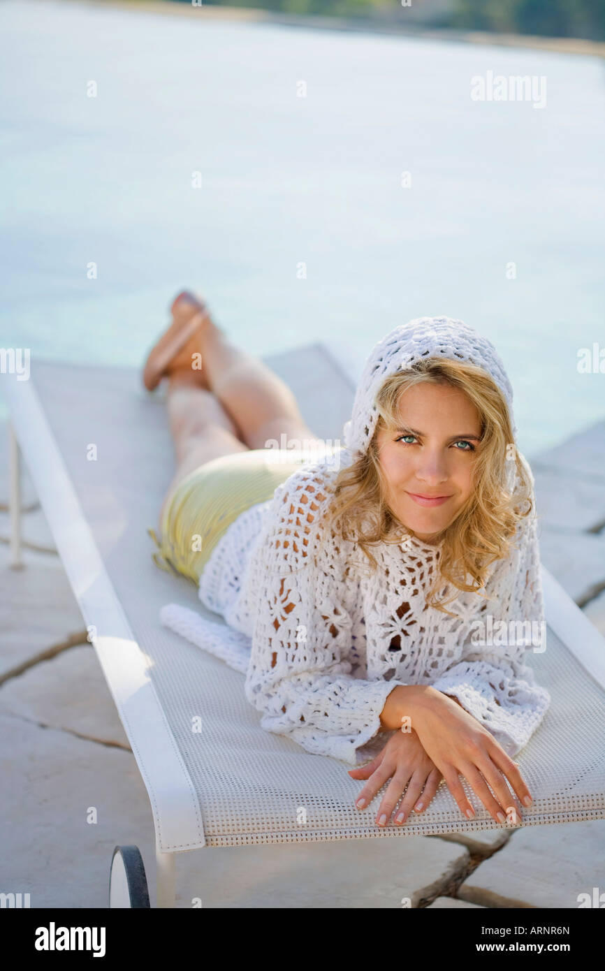 Jeune femme au bord de la piscine Banque D'Images