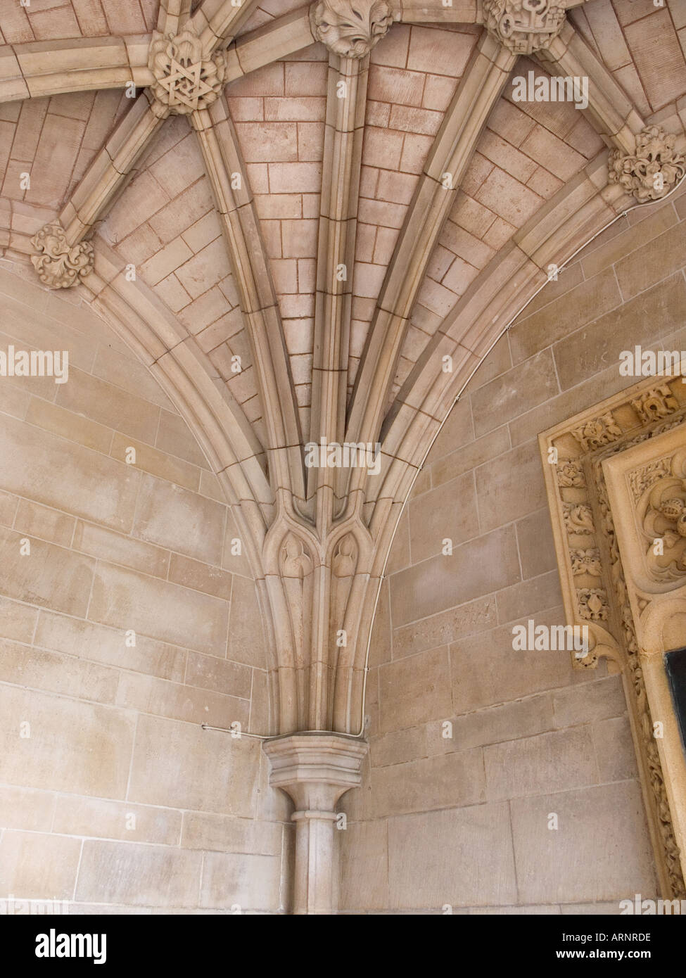 Détail de la nervure porche voûté St Margaret's Church Westminster London Angleterre avec motifs en creux. Banque D'Images