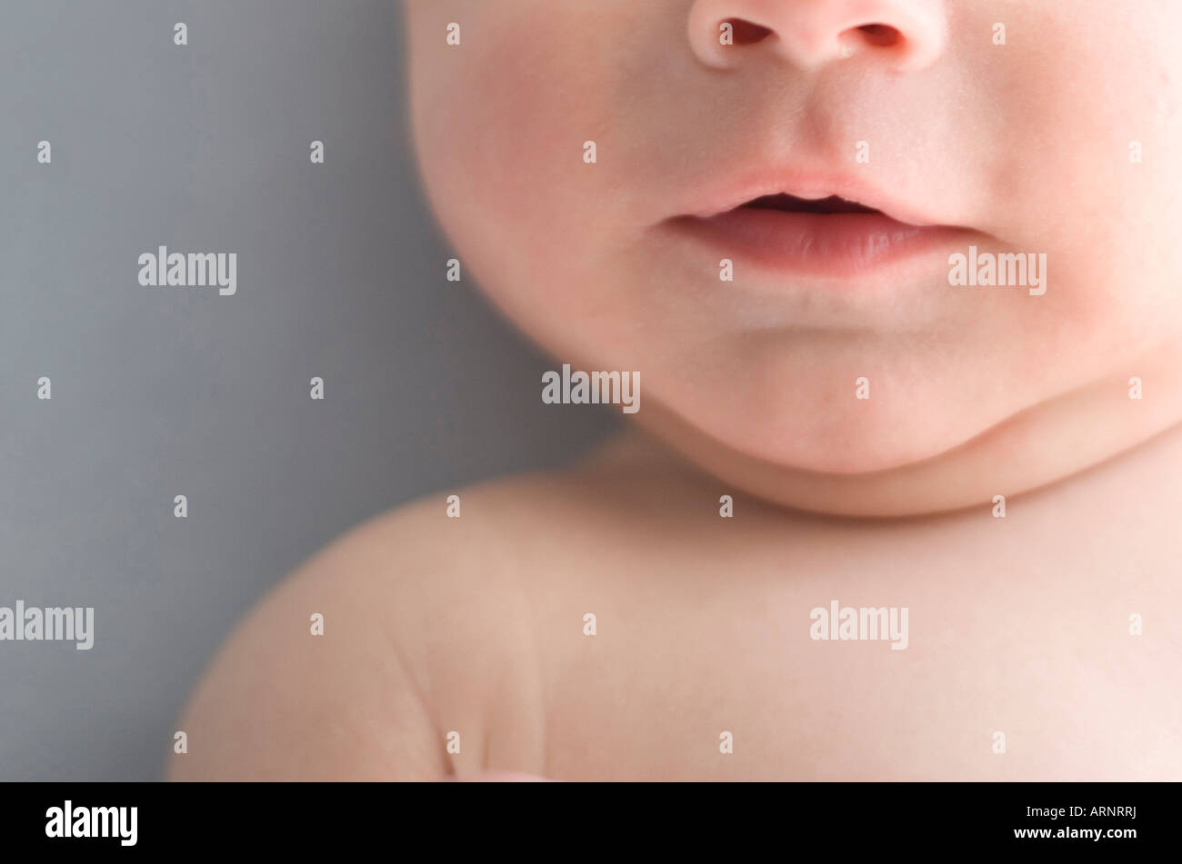 Close Up De Dix Semaines Le Nouveau Ne Bebe Nez Bouche Fond Bleu De L Epaule Photo Stock Alamy