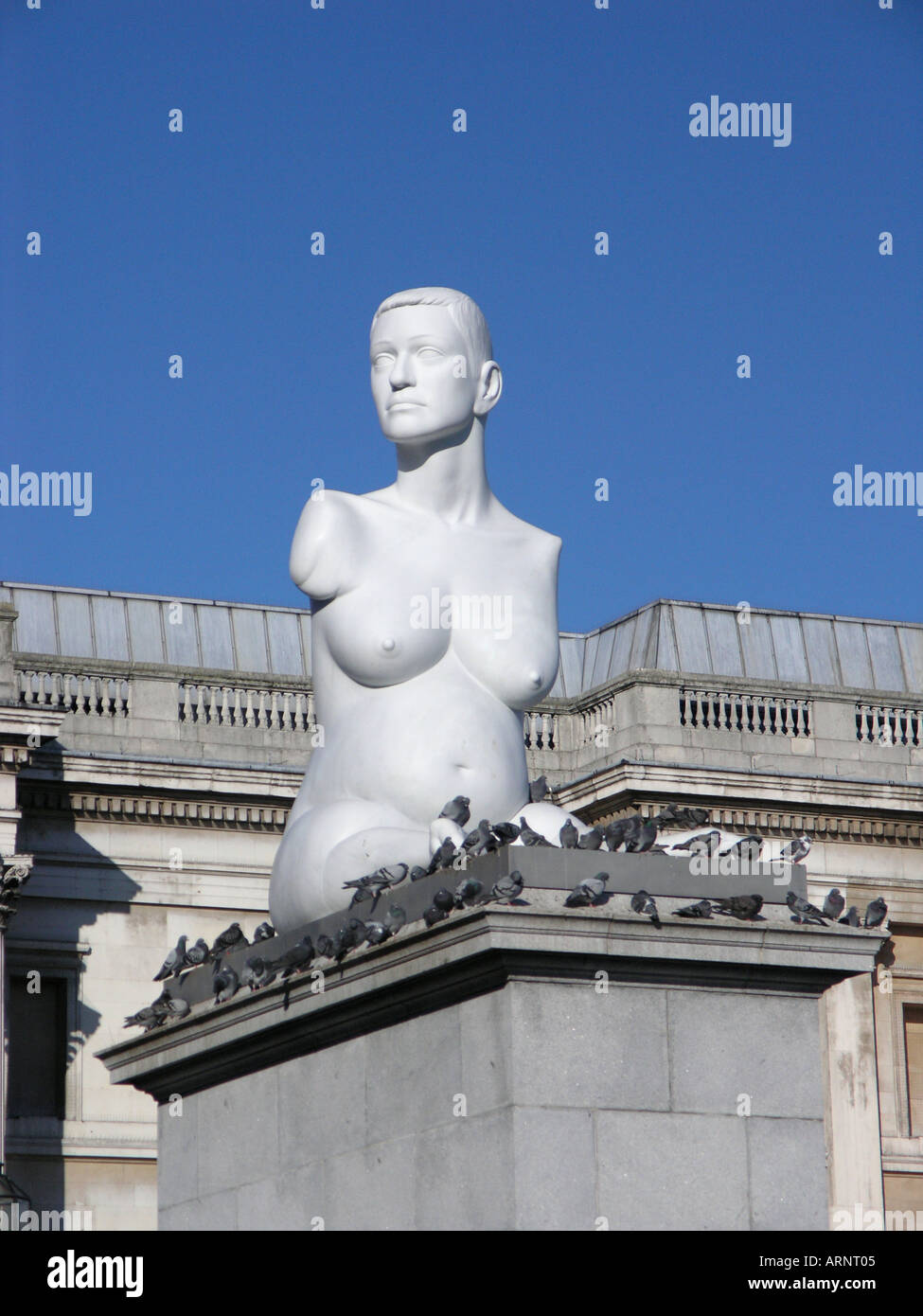 La statue de 'enceinte' Alison hdb par l'artiste Marc Quinn dans Trafalgar Squares quatrième plinth London England UK Europe EU Banque D'Images