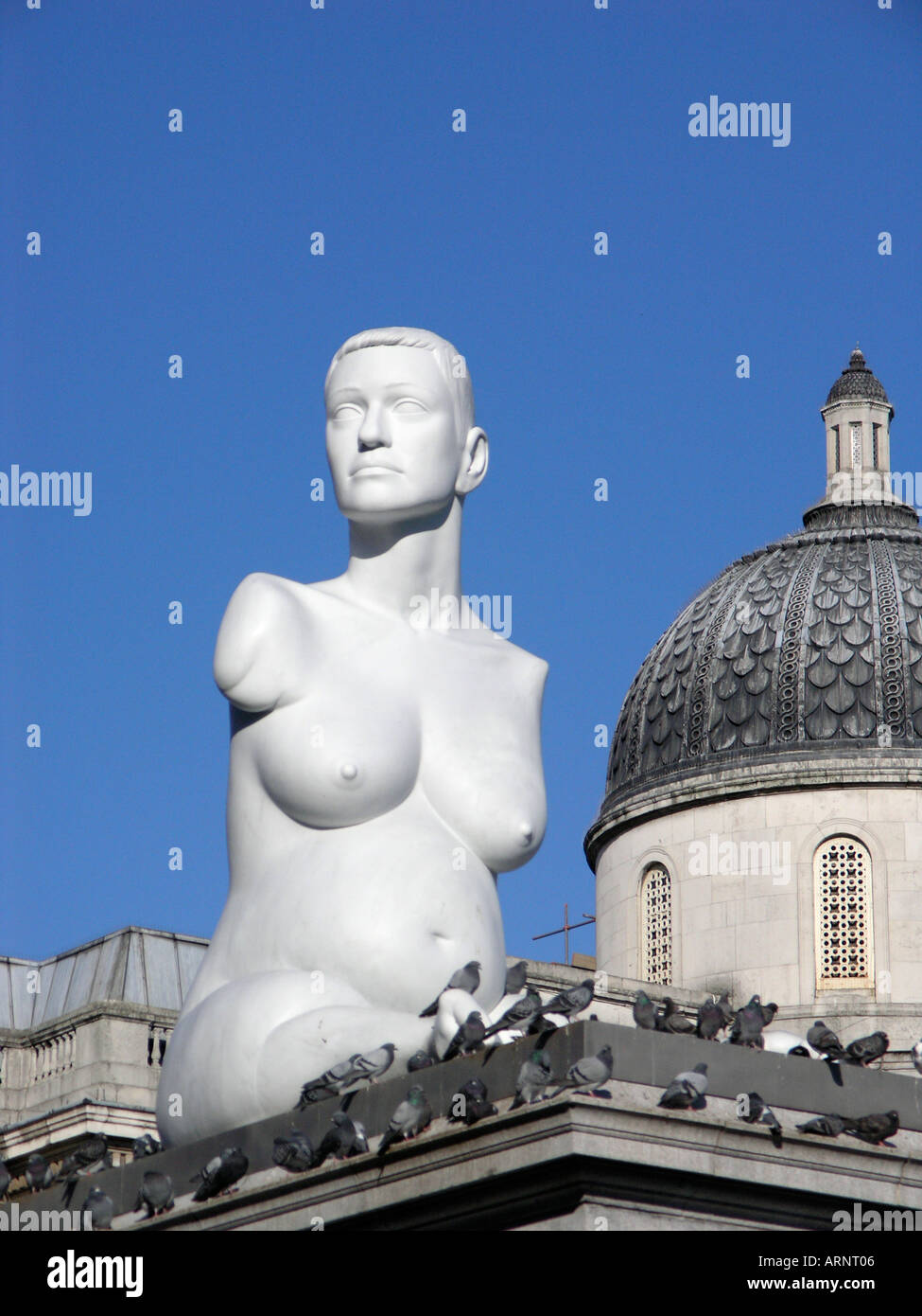 La statue de 'enceinte' Alison hdb par l'artiste Marc Quinn dans Trafalgar Squares quatrième plinth London England UK Europe EU Banque D'Images