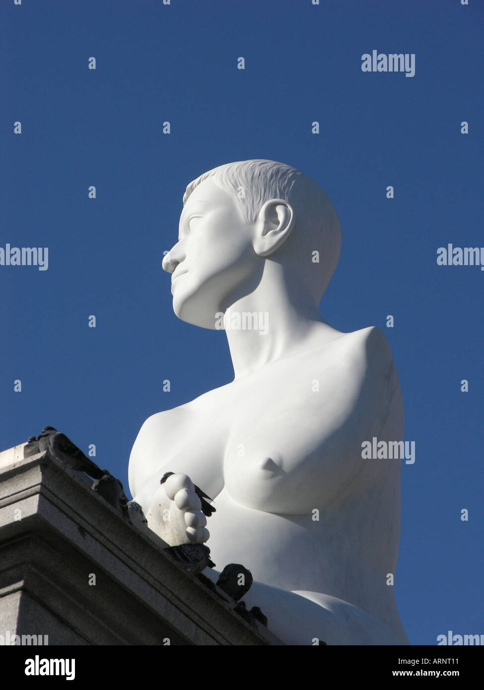 La statue de 'enceinte' Alison hdb par l'artiste Marc Quinn dans Trafalgar Squares quatrième plinth London England UK Europe EU Banque D'Images