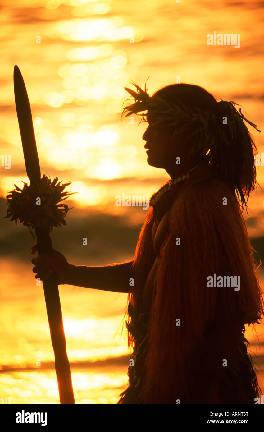 Les Îles Cook, le Pacifique Sud, de Rarotonga, danseur local en tenue traditionnelle on beach Banque D'Images