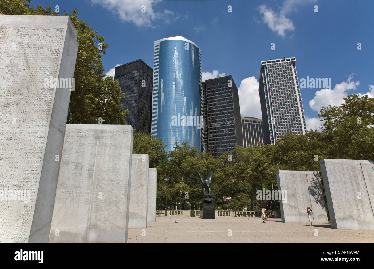 WWII Memorial à Battery Park avec vue sur luxury condominiums NEW YORK CITY Banque D'Images