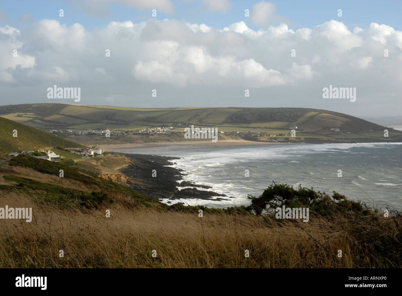 Une vue de la baie de Croyde chemin côtier du sud-ouest dans le Nord du Devon de Baggy Point.L'Angleterre. Banque D'Images