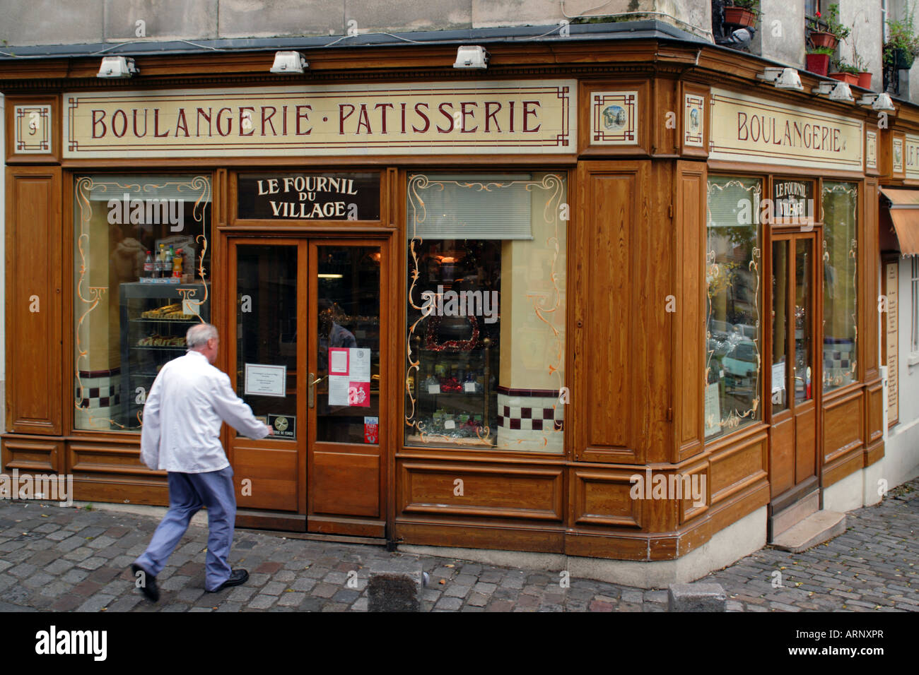 Une boulangerie patisserie traditionnelle française à Montmartre Paris France Banque D'Images