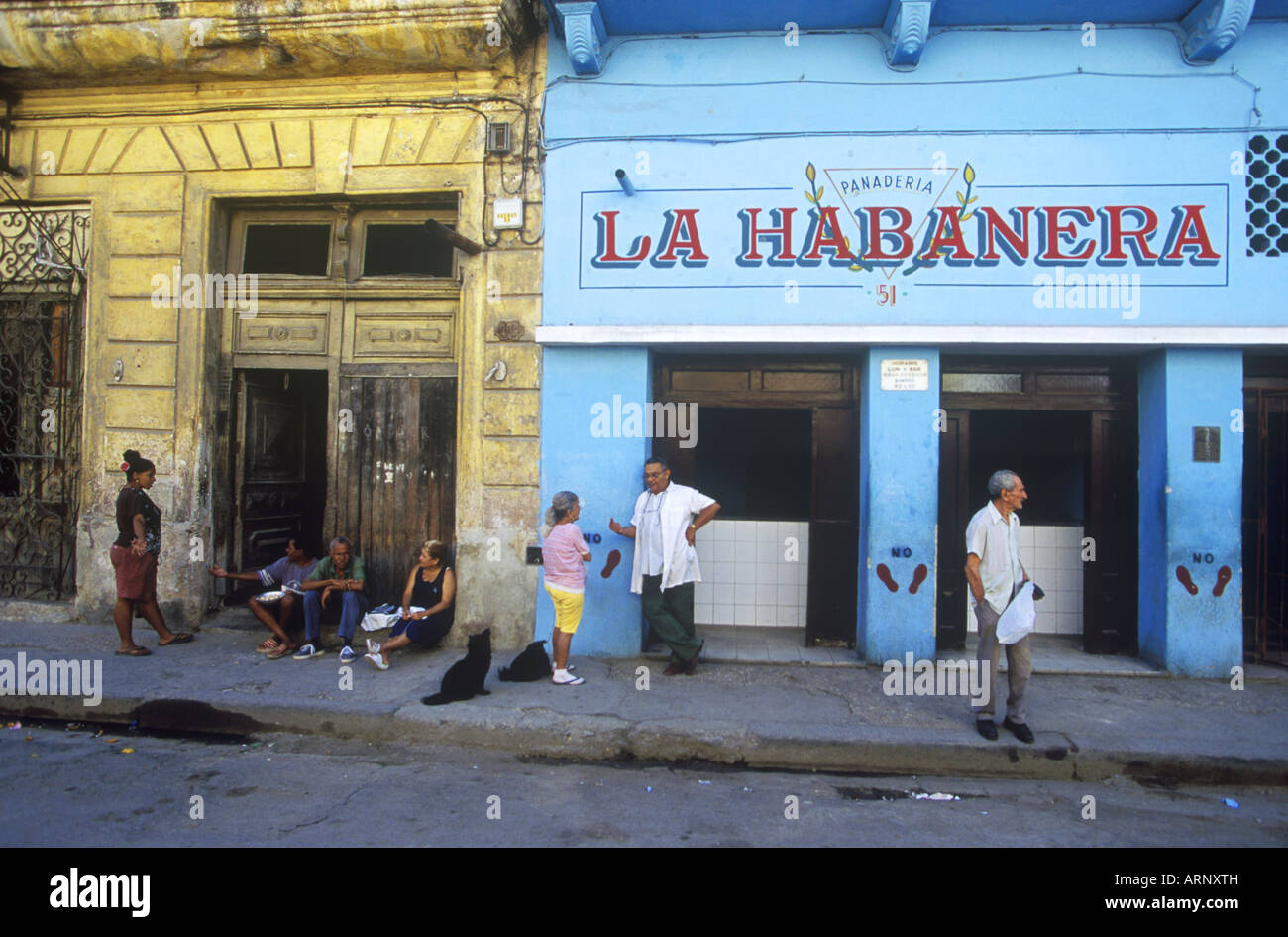 Cuba, La Havane, Barrio Chino Scène de rue avec boulangerie et des personnes. Banque D'Images