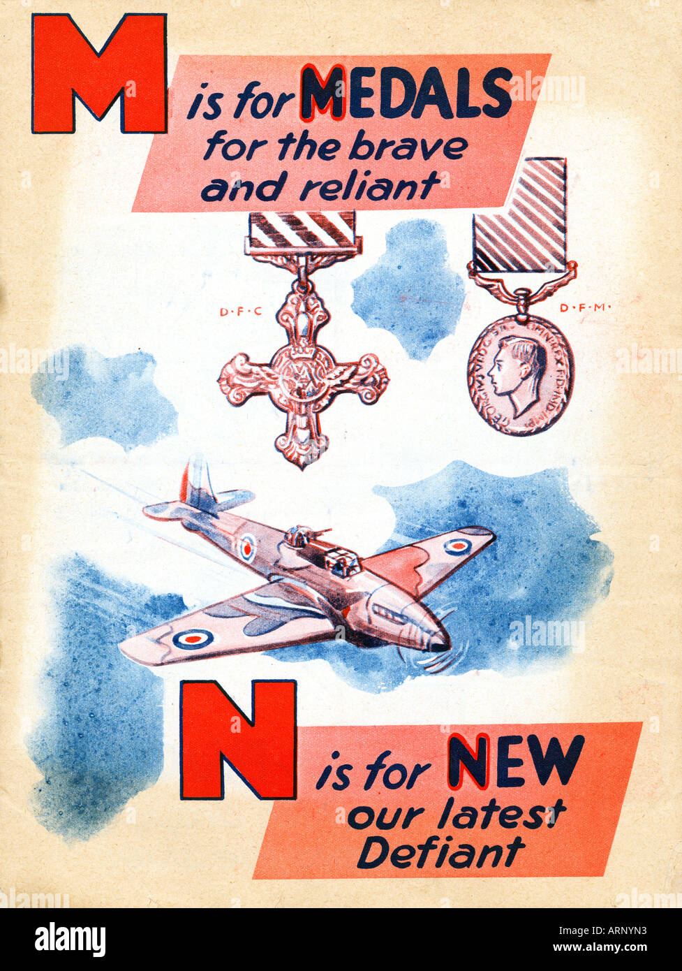 Bataille d'Angleterre M N'est pour de nouvelles médailles pour les enfants britanniques Alphabet book avec les décorations de la RAF DFC et DFM Banque D'Images