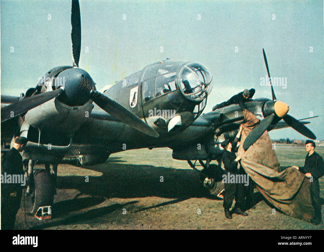 Aérodrome allemand France 1941 Photo de propagande de la Luftwaffe quelque part en France Préparer un Heinkel He 111 Banque D'Images