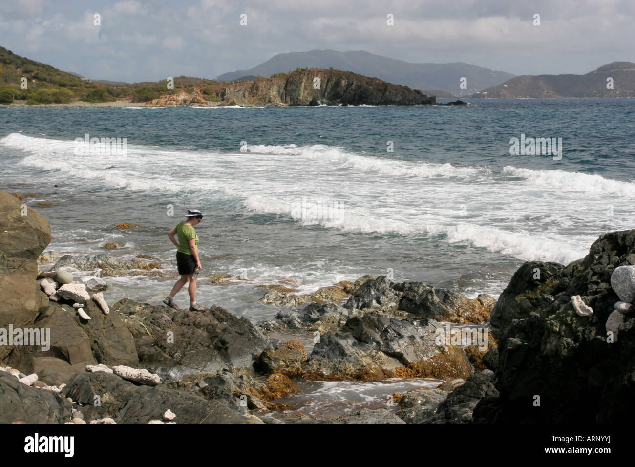 Sentier de Ram Head femme hiker St John Banque D'Images