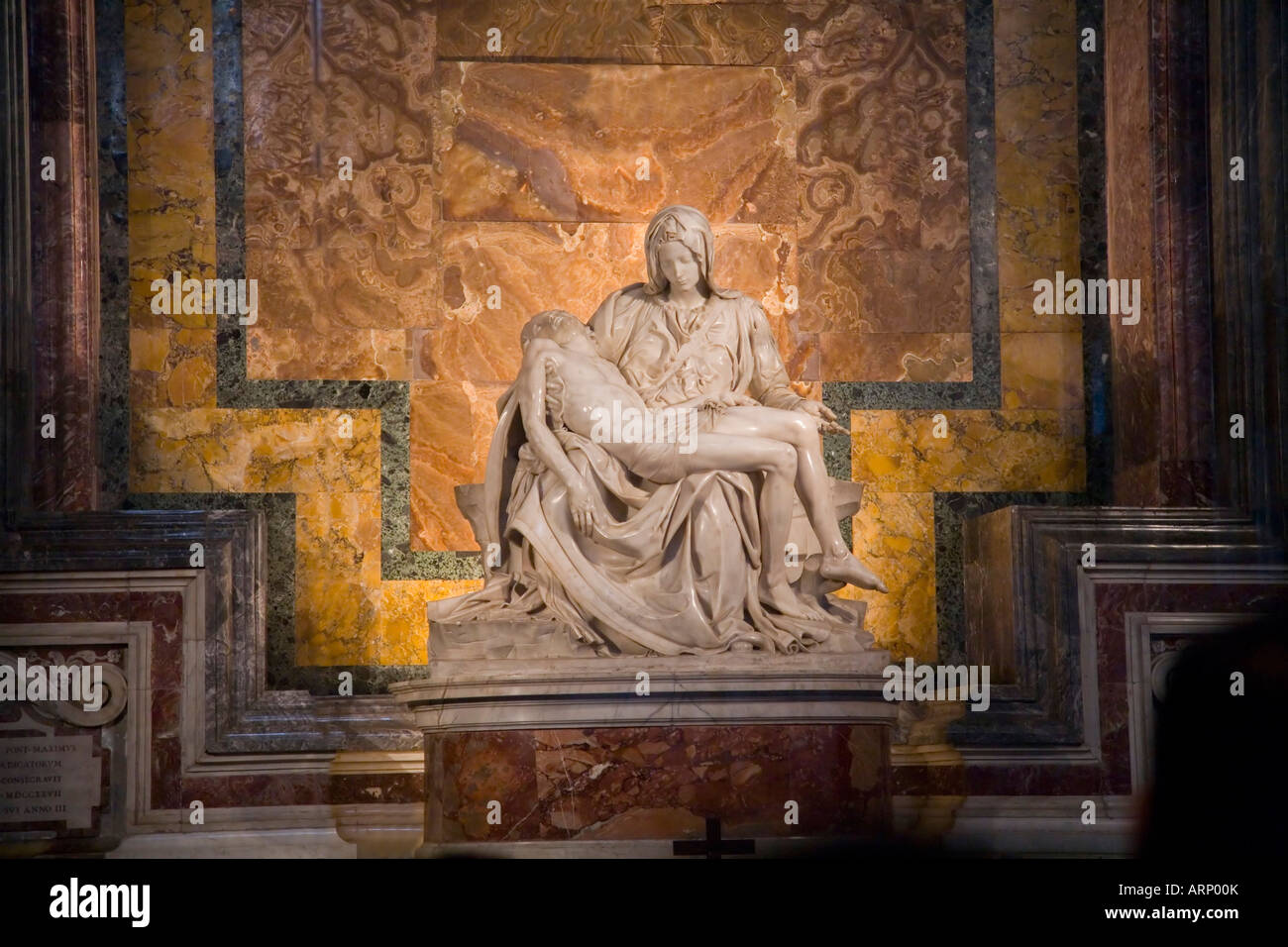 La célèbre sculpture 'La Pietà de Michel Ange à St Peters, Rome Photo Stock  - Alamy