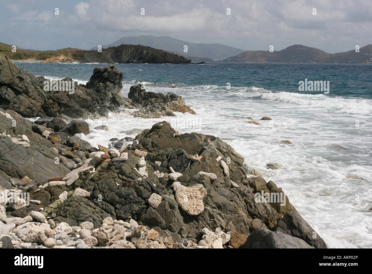Sentier de Ram Head femme hiker St John Banque D'Images