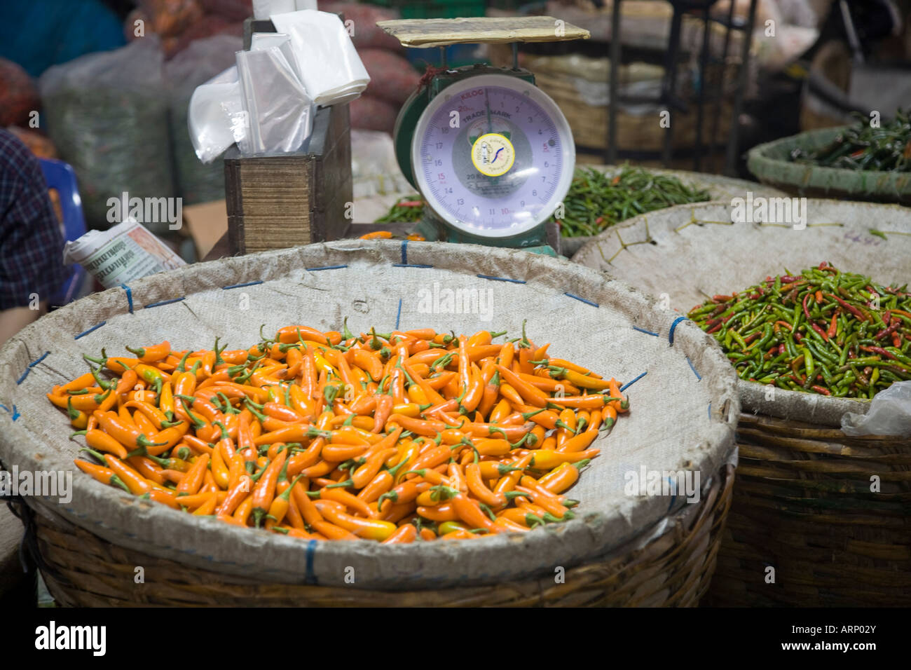 Panier de piments orange au Pak Klong Talat fleur et légumes du marché de Bangkok, Thaïlande Banque D'Images