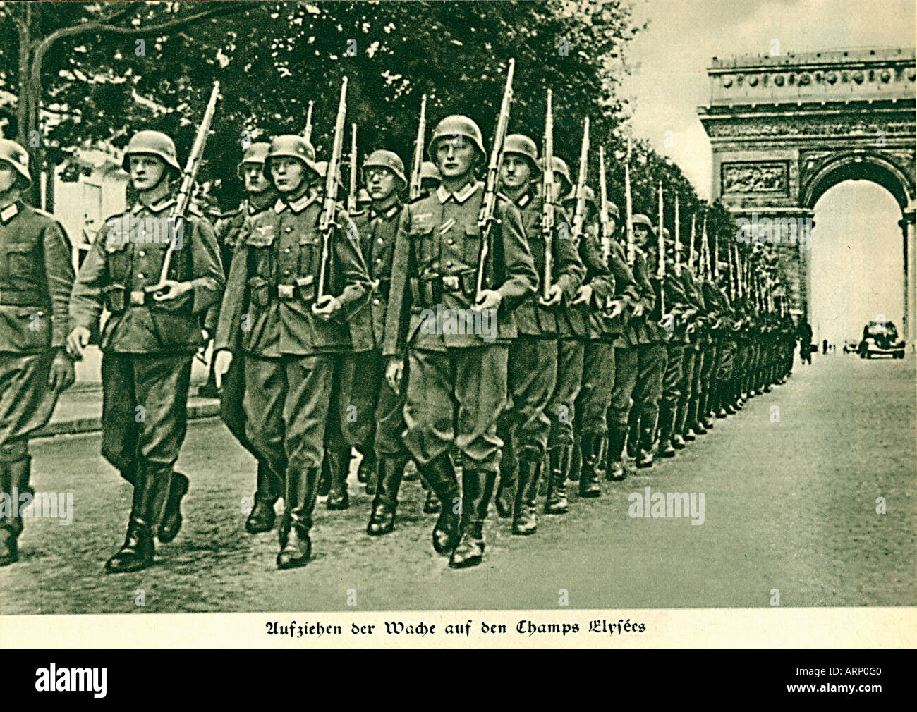 Les troupes allemandes dans les Champs Elysées 1940 Photo de propagande de la Wehrmacht marchant à Paris Banque D'Images